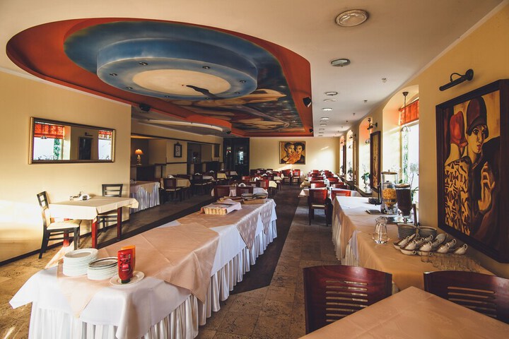 Dining 8 of 19