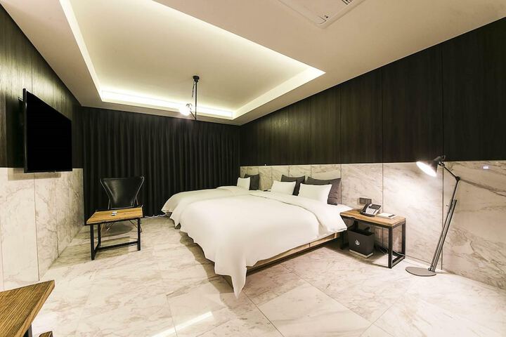 Room 18 of 47
