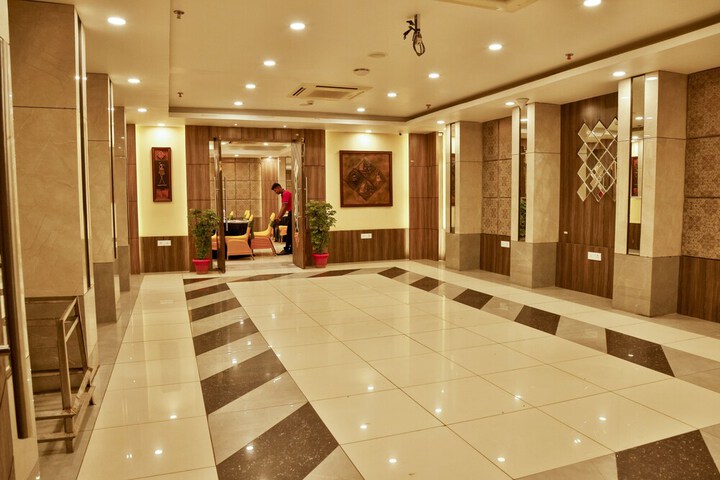 Ballroom/Hall 27 of 33