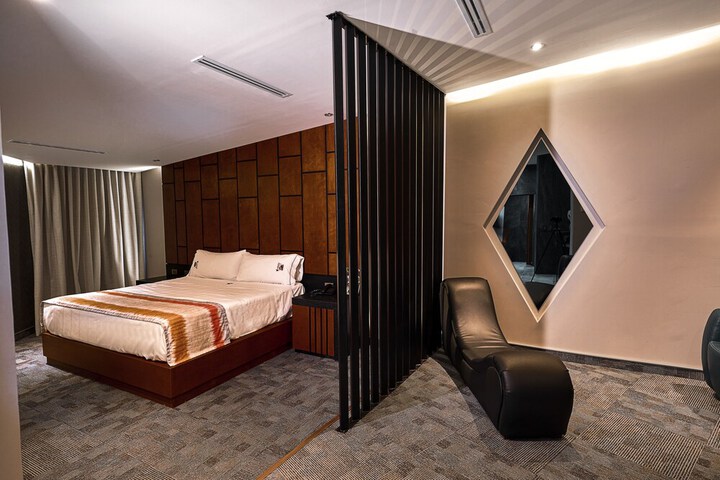 Room 12 of 27