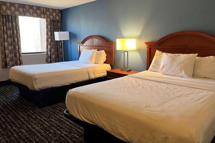 2 Queen Beds (7 of 19)