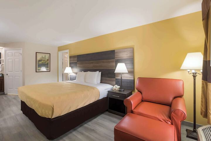 1 King Bed (12 of 20)