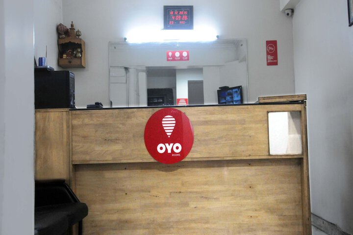 OYO 3061 HOTEL DE PINTU