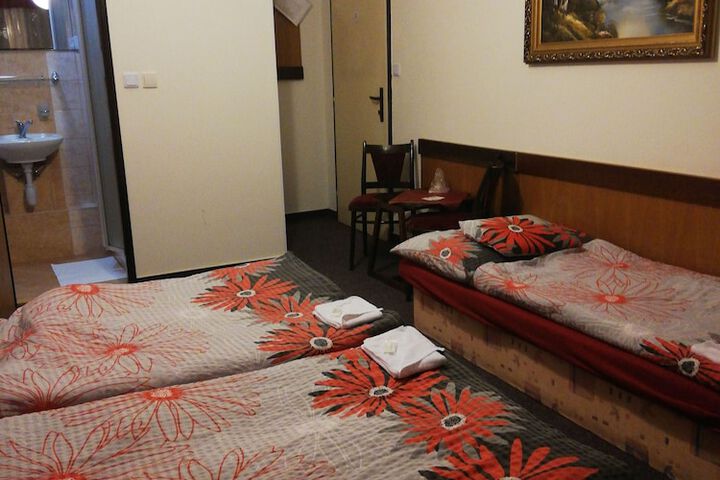 Room 27 of 76