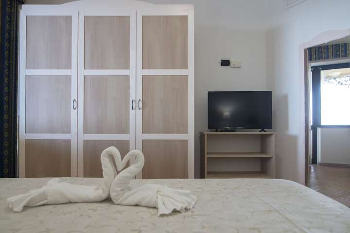 Room 6 of 63