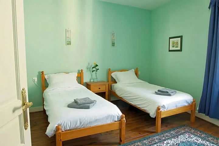 Room 5 of 9