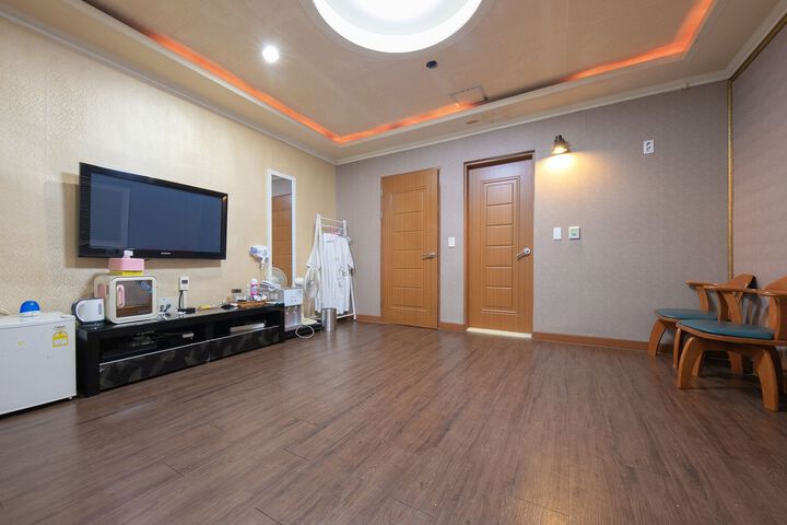 Room 2 of 25