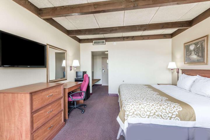 1 King Bed (4 of 6)