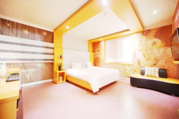 Room 6 of 9