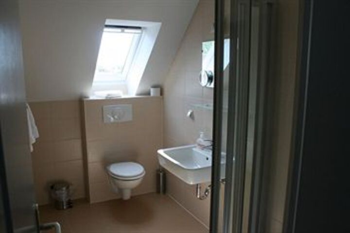 Room 4 of 27