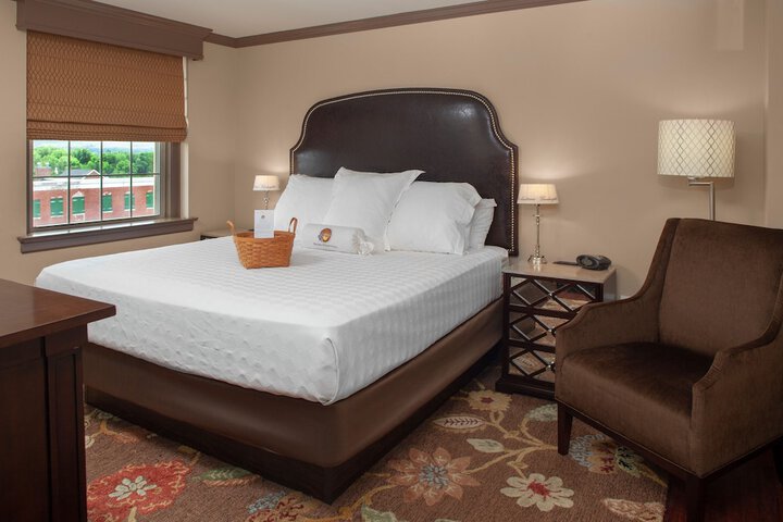 Deluxe Single King Bed (1 of 4)