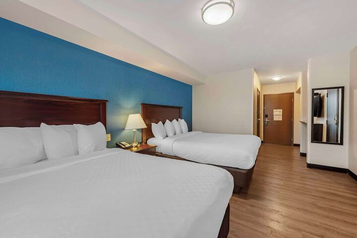 2 Queen Beds (6 of 10)