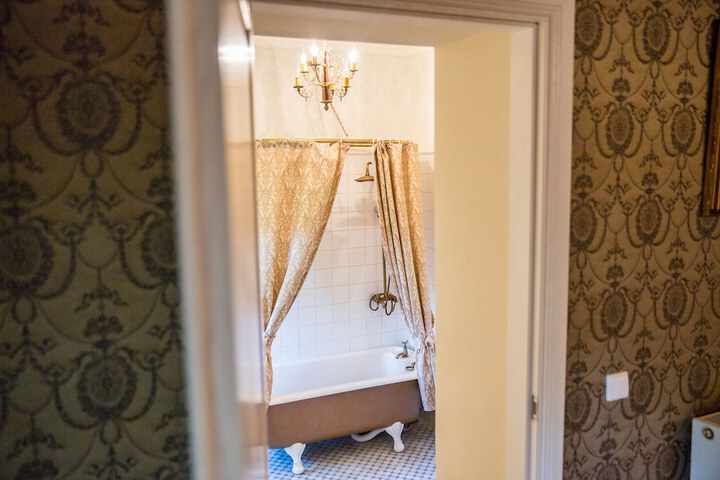 Room 52 of 80