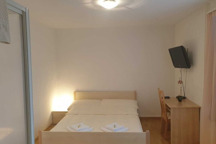 Room 15 of 28