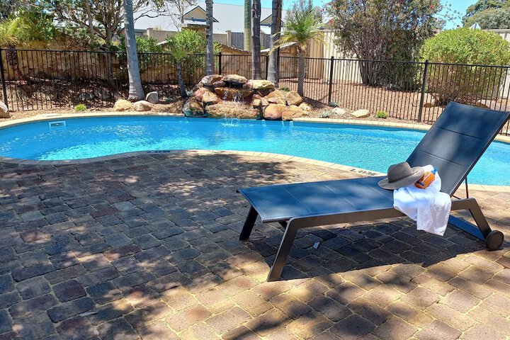 Pool 10 of 16