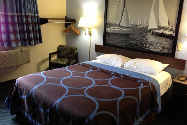 1 Queen Bed (7 of 12)