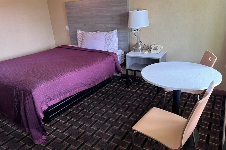 1 Queen Bed (1 of 18)
