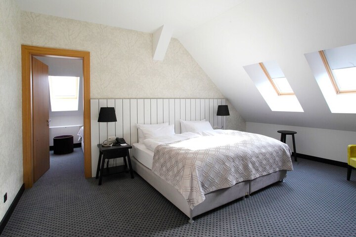 Room 4 of 74
