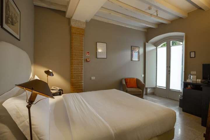 Room 10 of 67