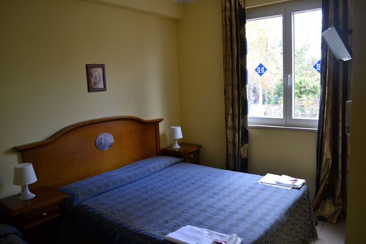 Room 11 of 48