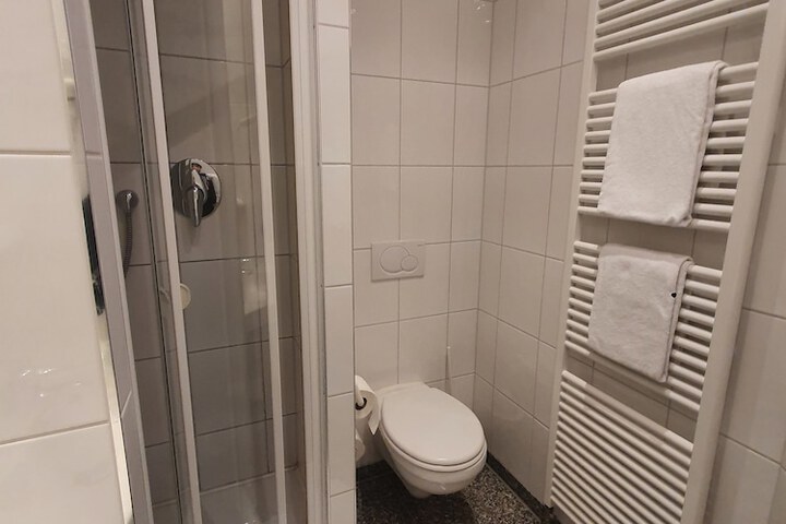 Room 10 of 28