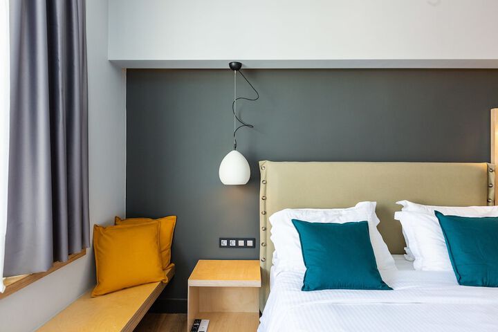 Room 28 of 102