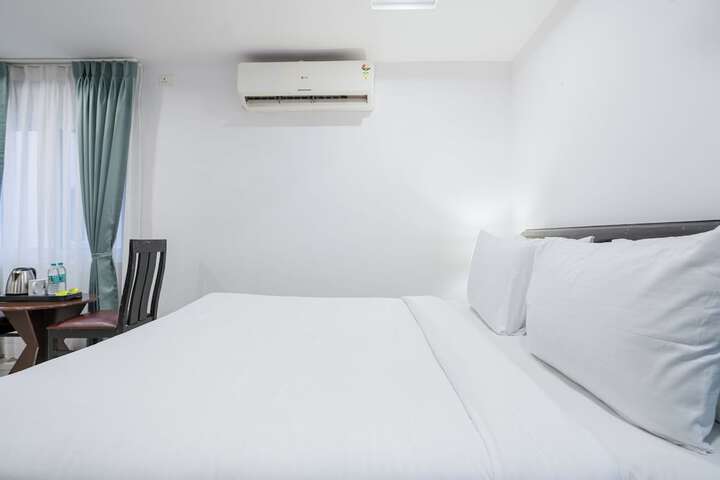 Room 9 of 16