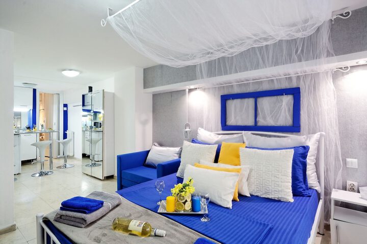 Room 10 of 77