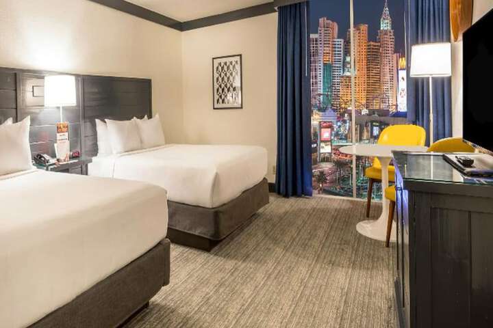 2 Queen Beds (3 of 9)