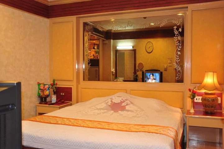 Room 13 of 37