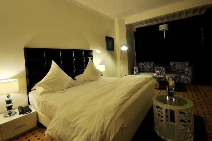 Room 3 of 8