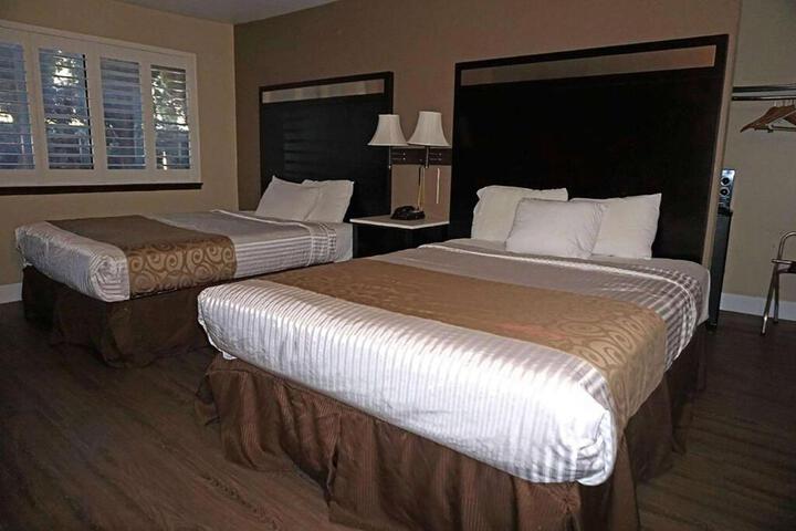 1 Queen Bed (6 of 9)
