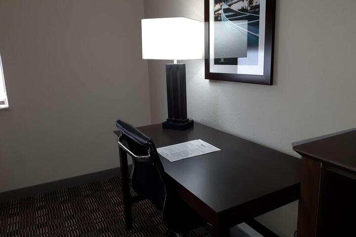 1 King Bed Mobility Accessible Communication Assistance Roll in Shower Full Breakfast (13 of 13)