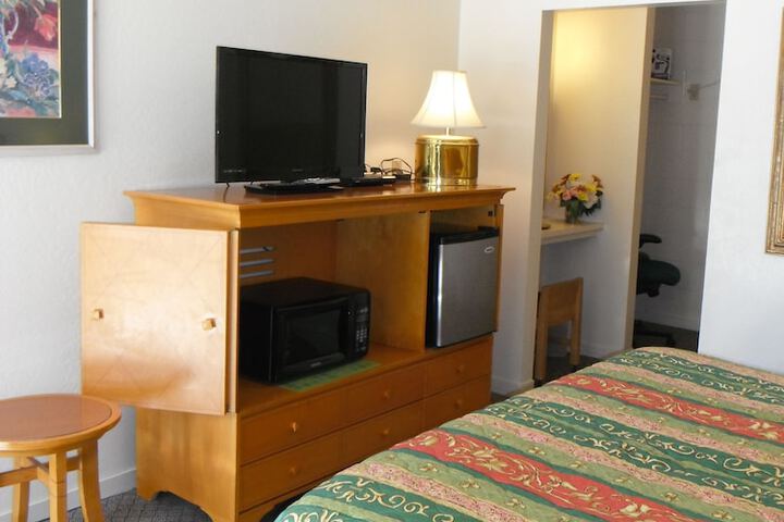 Room 6 of 17