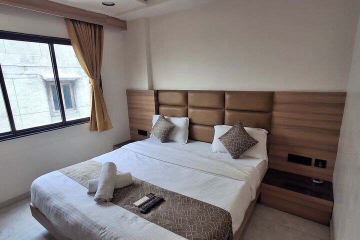 Room 8 of 33