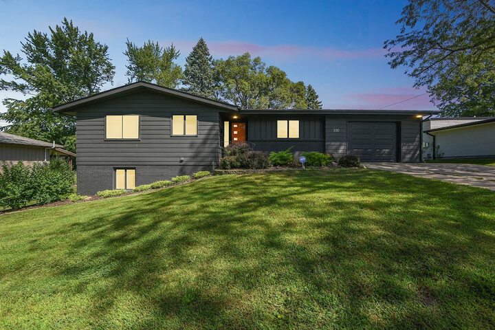 Iowa City 4br Backyard Walk To Stadium 4 Bedroom Home