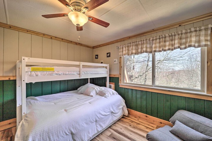 1 Mi to Skiing: Beech Mountain Condo w / Fireplace!