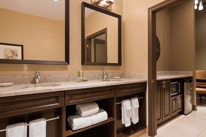 Suite 1 King Bed Second Floor Jetted Tub Fireplace Living Area Microwave and Refrigerator Full Breakfast (9 of 11)