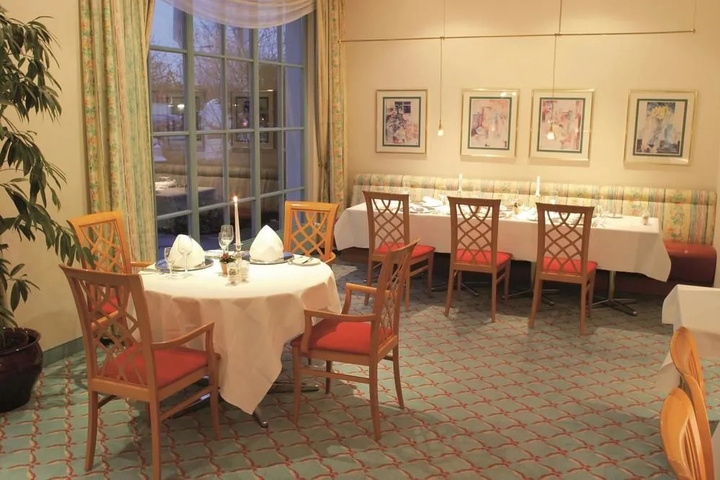 Dining 9 of 13