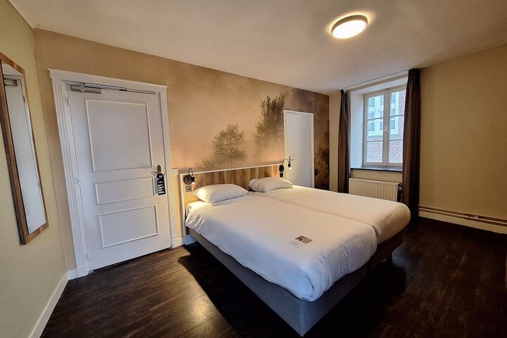 Room 9 of 32