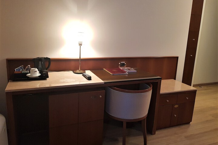 Room 9 of 37