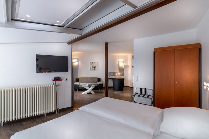 Room 14 of 33