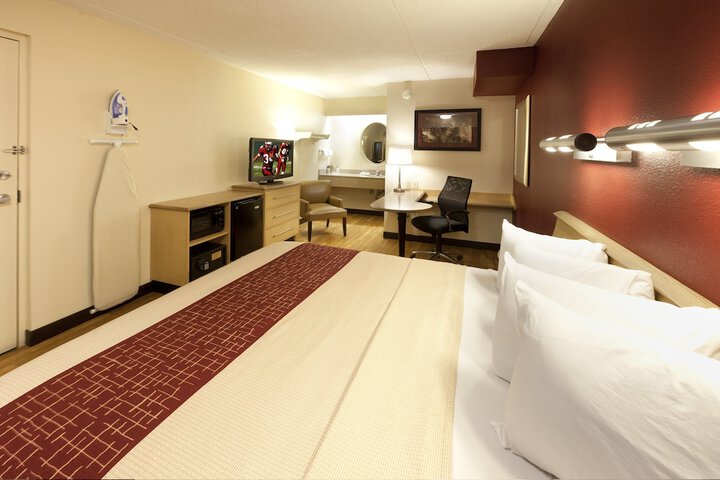 Deluxe King Bed (9 of 14)