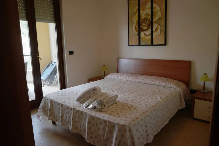 Room 4 of 8
