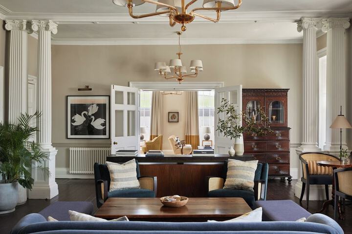 Lounge 70 of 82