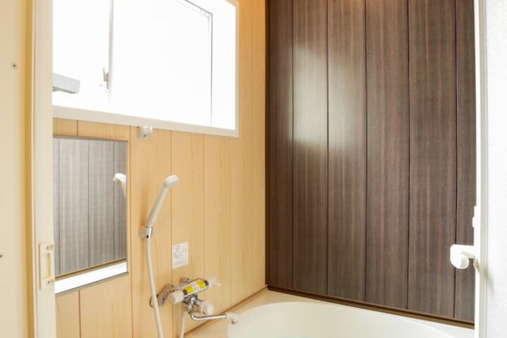 Deep soaking bathtub
