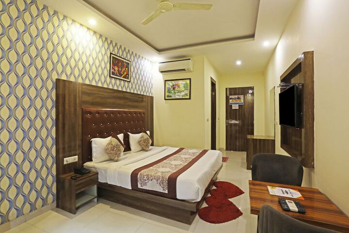 Room 8 of 16