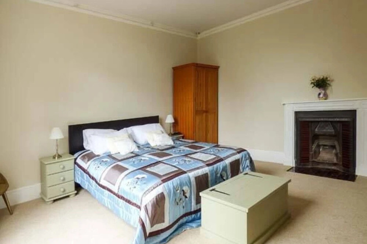 Room 6 of 18