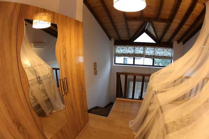 Room 6 of 17