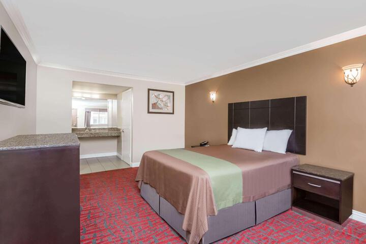 1 King Bed (10 of 18)